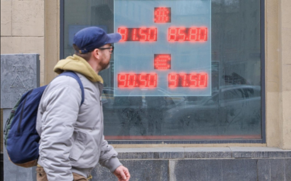 ЦБ установил курс доллара на 7 ноября выше 81 рубля