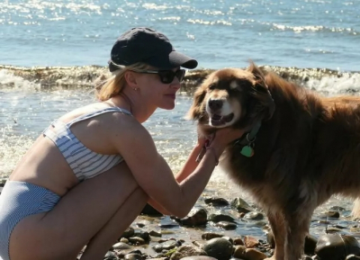 Аманда Сейфрид празднует 16-летие своего верного питомца