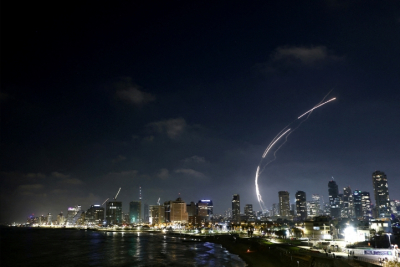 Израиль усиливает удары по военным объектам в центре Ирана